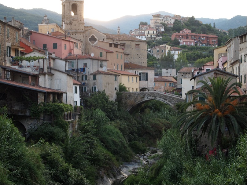 Die typisch italienische und verwinkelte Atmosphäre durch schmale Gassen macht den kleinen Ort Dolcedo zu einem verwunschenen Ort.