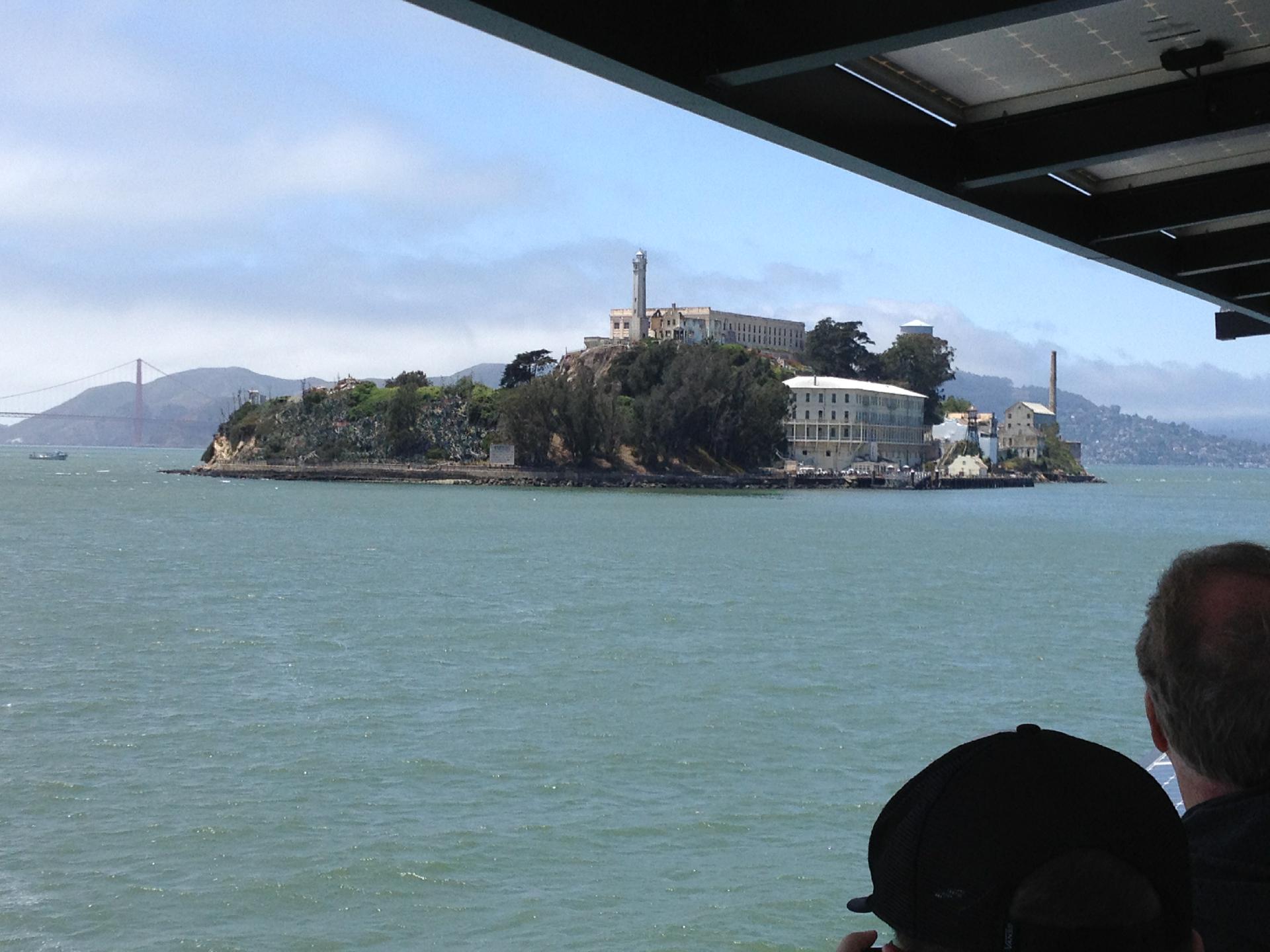 Die 8,5 ha große Insel Alcatraz liegt in der Bucht von San Francisco, Kalifornien in den USA und ist gut 2 Kilometer vom Festland entfernt.