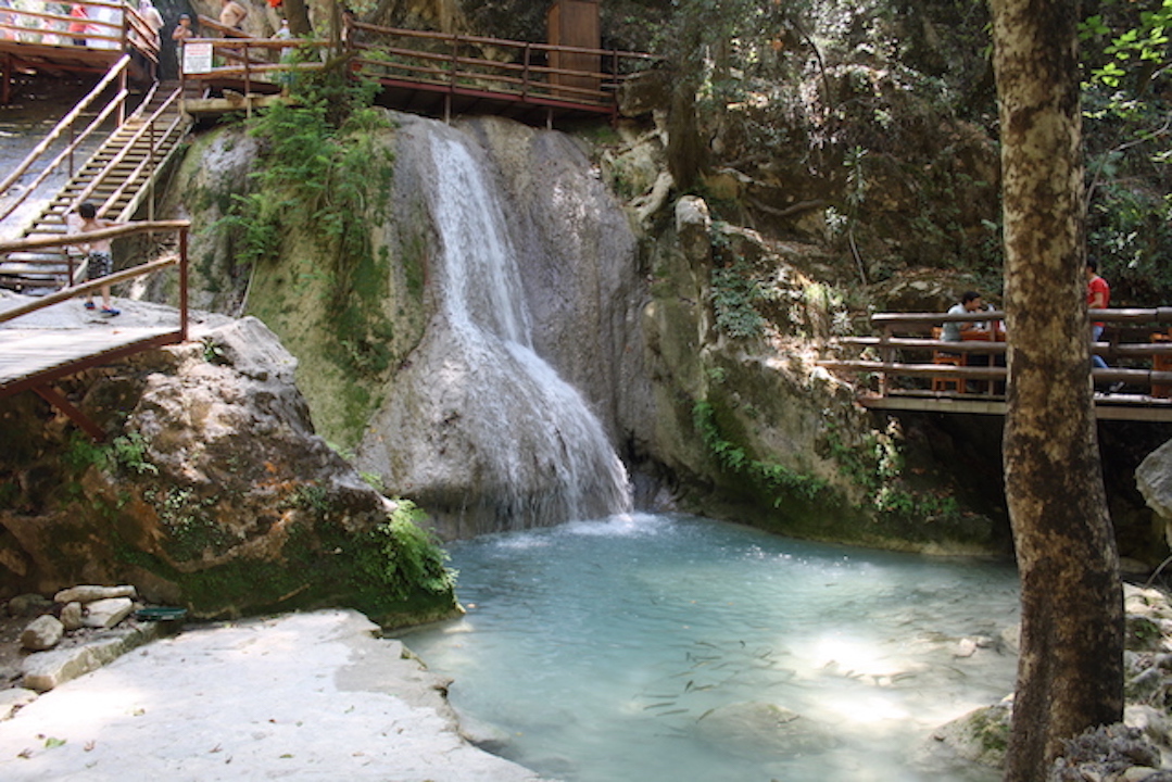 Das Hidden Paradise ist ein versteckter Ort mit einem bewundernswerten Wasserfall/ Gizil Cennet in der Südtürkei.